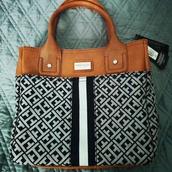 Tommy Hilfiger Handbags - Tommy Hilfiger hand bag